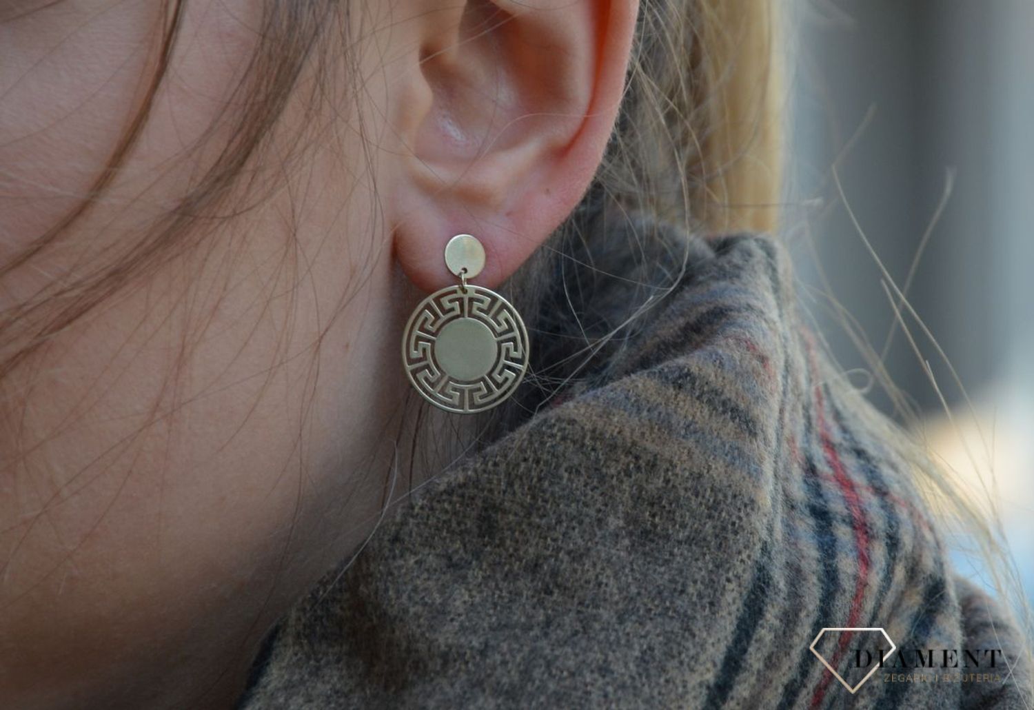 Złote kolczyki wkrętki z drogą grecką to piękne kolczyki celebrytki, które sprawdzą się w każdej sytuacji. Darmowa dostawa!Ozdobne pudełko! Zapraszamy!.jpg